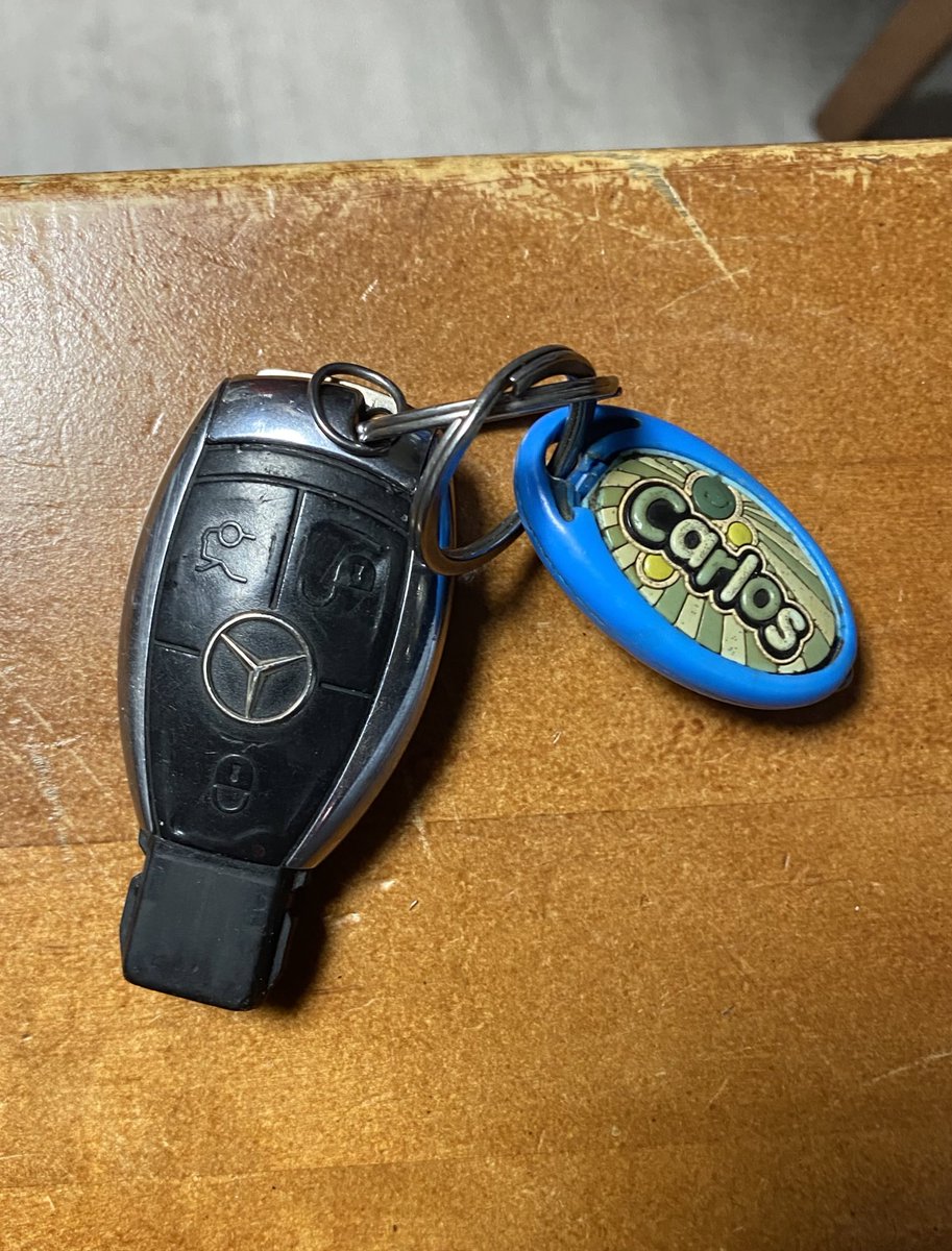 ENCONTRARONSE ESTAS CHAVES DUN MERCEDES NO CHIRINGUITO DE PEPE, SE SON VOSAS OU DE ALGUEN CONOCIDO CONTACTADE CONMIGO, CON <a href="/lore_corme/">Lorena Mariño Doldán</a> OU CHAMANDO AO CASINO: 881984022. AS CHAVES ESTAN NO BAR O CASINO SE QUEREDES PASAR POR ELAS. MOITAS GRAZAS E DIFUNDIDE PORFA