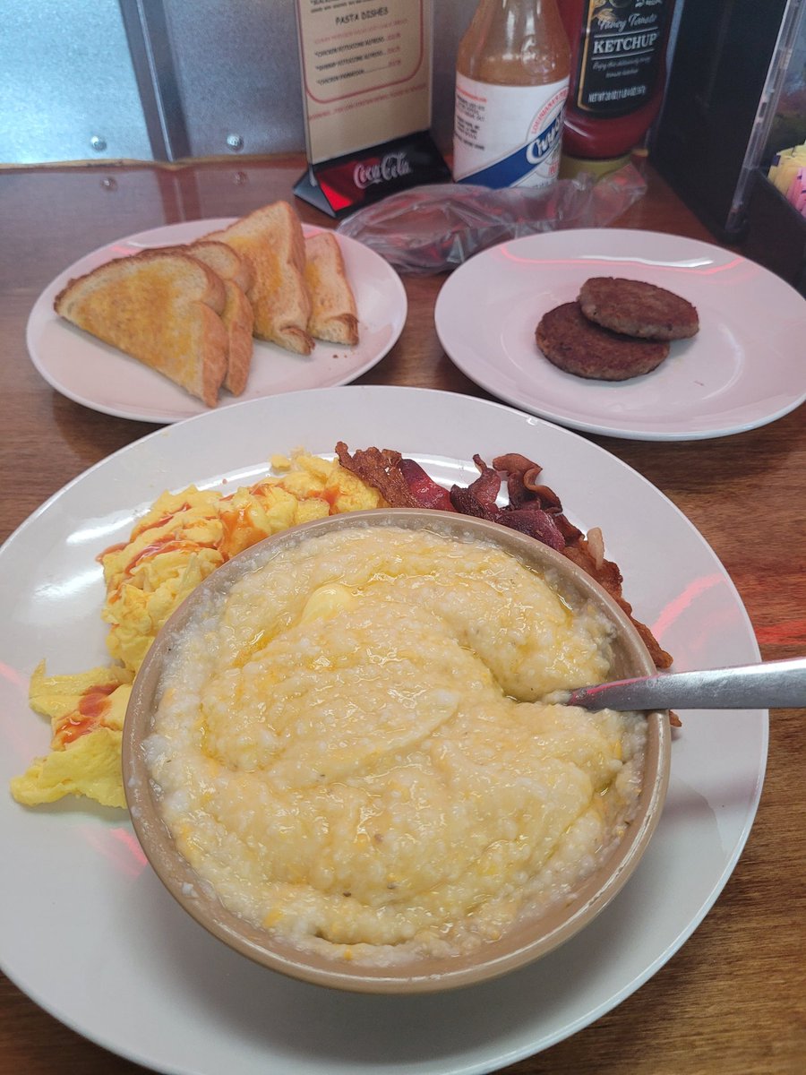 ItsTexasT03's tweet image. Butter &amp;amp; sugar go on grits &amp;amp; hot sauce go on eggs! I'm not going back n forth witcha!
