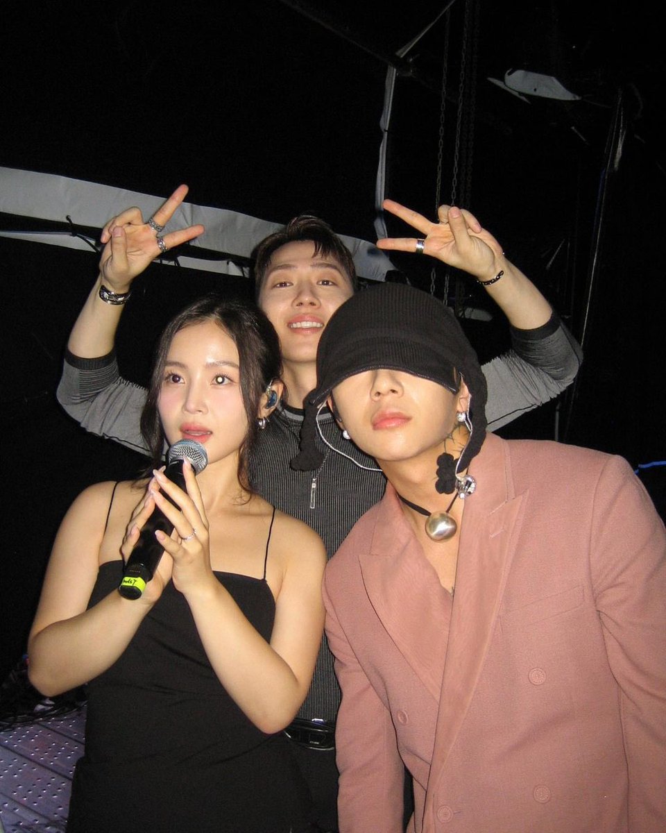 leehibuzz's tweet image. 📸 Gray’s ig update with @leehi_hi 🖤