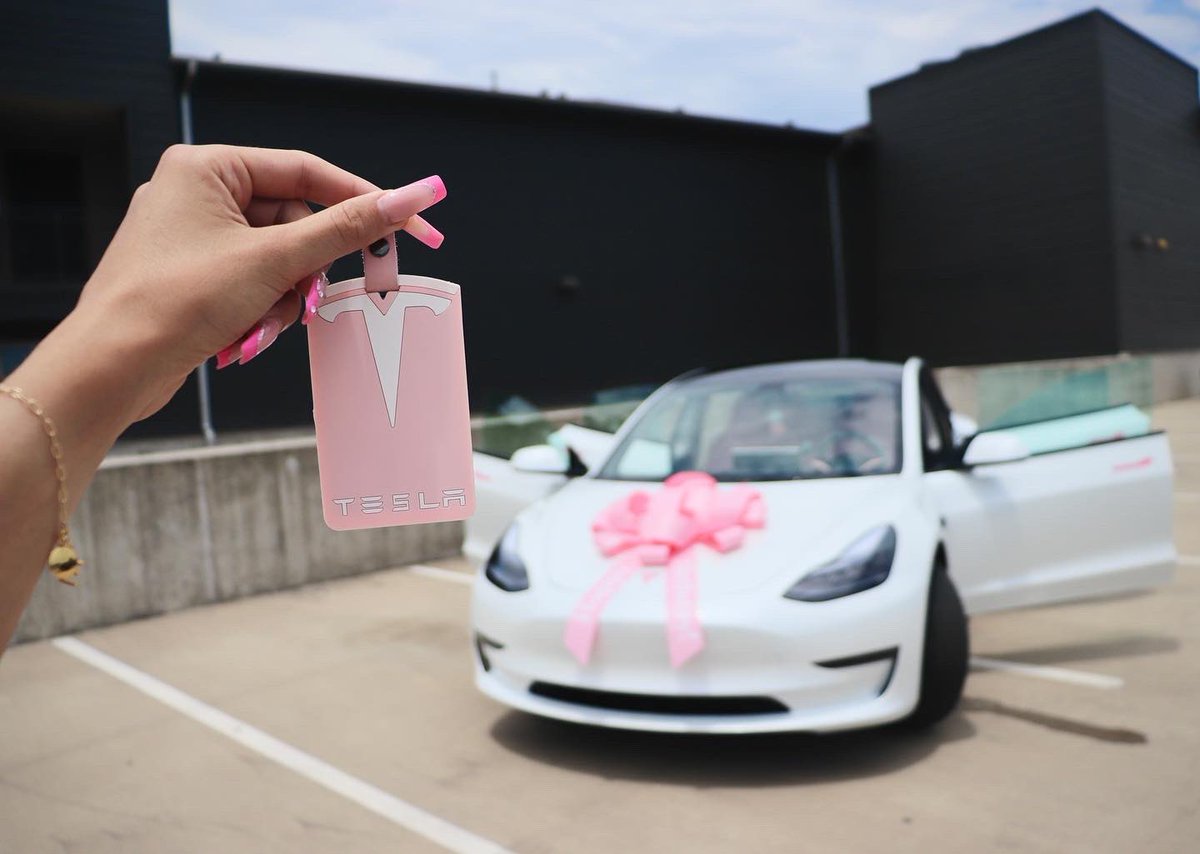 ecano_8's tweet photo. BRAND NEW 2023 TESLA🥲 !!

5 years ago I made it a goal of mine to own my own Tesla by the age of 28. At age 25, I’ve purchased my dream car completely on my own &amp; in my own name. Look at GOD! 🙏🏽

Good things come to those who HUSTLE 🫶🏼
•
•
•
#Godstiming #2023tesla #pinktesla https://t.co/fRSOBhWxbQ