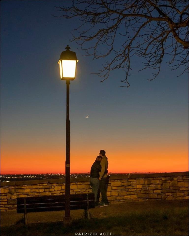 CheiDeBerghem's tweet photo. Un momento molto romantico a Bergamo nella foto di Patrizio Aceti... #bergamo #berghem #cheideberghem https://t.co/L8DAUuSxTG