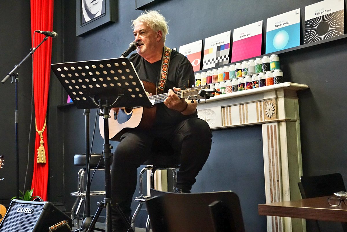 Another wonderful acoustic evening here at the BME, this time in the company of Le-Verg and Chris Hockenhull. Thanks to @MishMarshall68 for the pics.