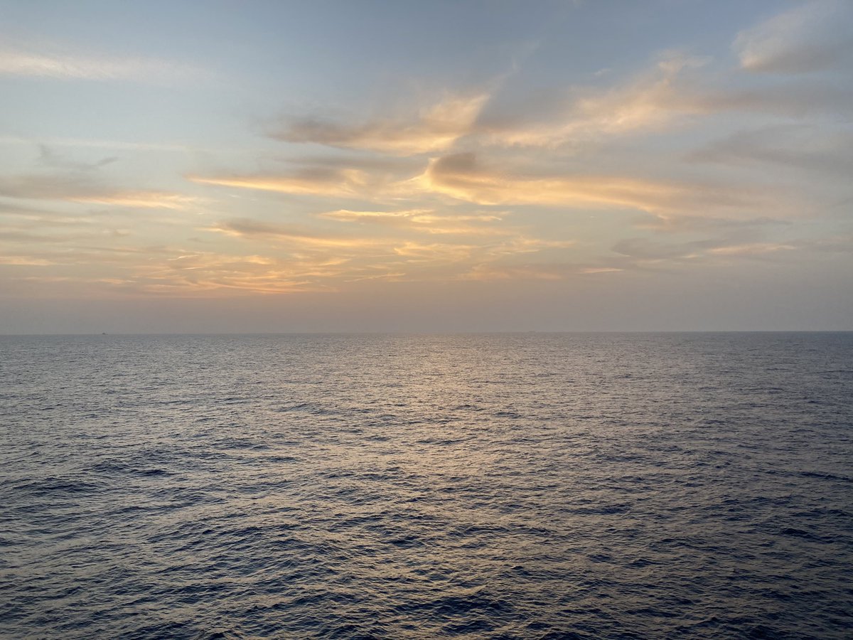 陸職決まりました。
元いた業界で、元通りくらいの待遇で拾ってくれました。
船に未練アリアリですが、家族のためにも当分は陸で頑張ります。
皆様のことはこれからもTwitterで拝見しますので、よろしくお願いします。