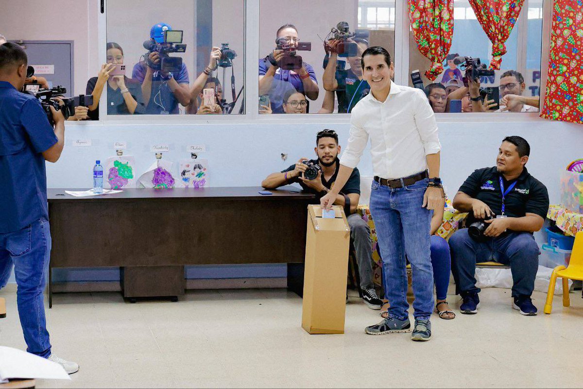 romuloroux's tweet photo. Tempranito salí a votar. Invito a todos los Cambio Democrático a que salgan a ejercer su derecho al voto. Votando, es como podemos asegurar nuestro partido y el futuro de Panamá. #YoYaVoté #HacerLasCosasBien #PrimariasCD https://t.co/L5cmG7LAbt