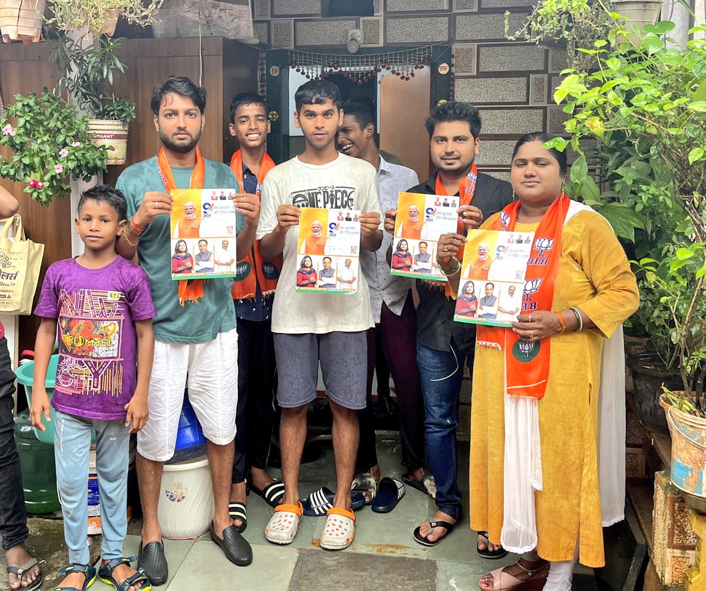 amitdubeyadBjp's tweet photo. @BJP4NCMumbai #Mp @poonam_mahajan @Kalina_BJP चुनाव प्रमुख  @amarjitsinghbjp के मार्गदर्शन से कलिना विधानसभा वॉर्ड 89 अध्यक्ष श्री @TamkingG और @AmitdubeyadBjp के नेतृृत्व घर घर चलो अभियान की शुरुवात किया गया युवा म���र्चा जिला उपाध्यक्ष @dubeyprathmesh आदि कार्यकर्ता उपस्थिति थे ! https://t.co/tzH2ZTDpA1