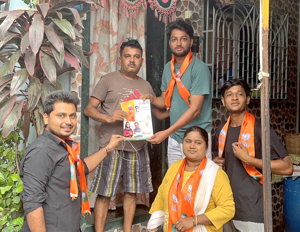 amitdubeyadBjp's tweet photo. @BJP4NCMumbai #Mp @poonam_mahajan @Kalina_BJP चुनाव प्रमुख  @amarjitsinghbjp के मार्गदर्शन से कलिना विधानसभा वॉर्ड 89 अध्यक्ष श्री @TamkingG और @AmitdubeyadBjp के नेतृृत्व घर घर चलो अभियान की शुरुवात किया गया युवा म���र्चा जिला उपाध्यक्ष @dubeyprathmesh आदि कार्यकर्ता उपस्थिति थे ! https://t.co/tzH2ZTDpA1