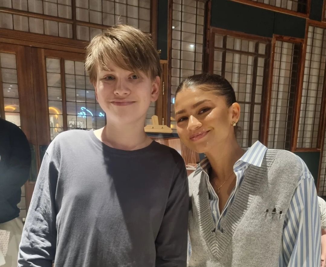 TomdayaBrasil's tweet photo. Mais algumas fotos de Tom Holland e Zendaya hoje com fãs, no evento do “The Brothers Trust” para a exibição do filme “Uncharted: Fora do Mapa”.♥️ https://t.co/KUsD0DWSMC