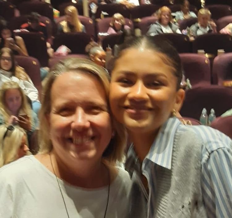 TomdayaBrasil's tweet photo. Mais algumas fotos de Tom Holland e Zendaya hoje com fãs, no evento do “The Brothers Trust” para a exibição do filme “Uncharted: Fora do Mapa”.♥️ https://t.co/KUsD0DWSMC