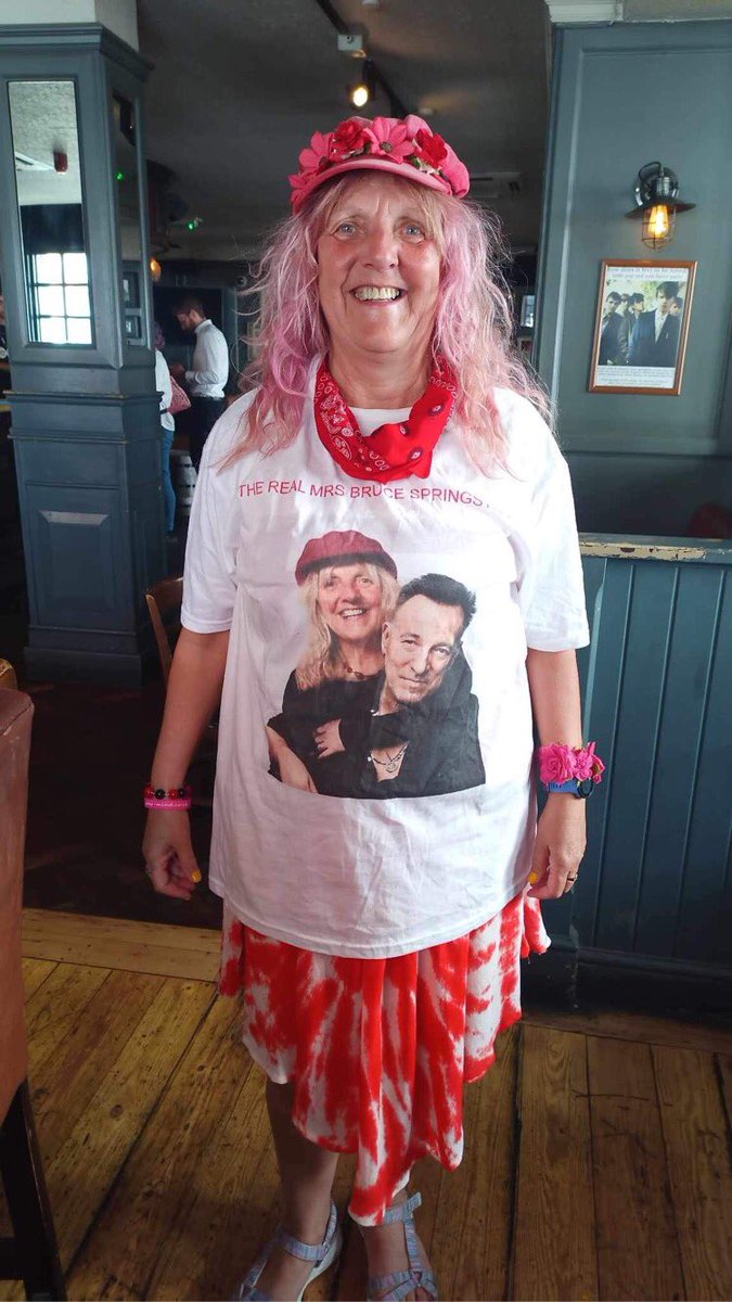 debzib's tweet photo. @simonmayo We danced to I Will See You In My Dreams (my now funeral song) while I cried tears of joy. I got lots of compliments on my T-shirt and was told by a lovely stranger on my train they were behind me last night and voted me fan of the night because I was dancing &amp; so happy all night https://t.co/rgG8Xs3wml
