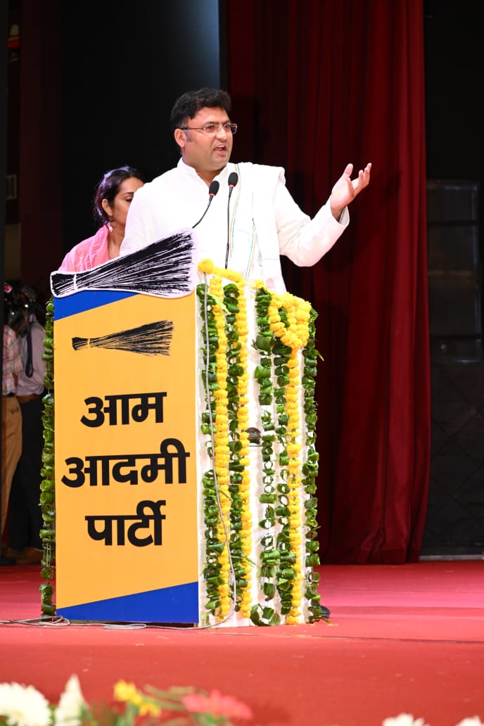 Tanwar_Indian's tweet photo. पंचकुला से @ArvindKejriwal जी,  @BhagwantMann जी के साथ हरियाणा में @AamAadmiParty के बिजली आंदोलन की शुरुआत हुई।
यह बिजली आंदोलन हरियाणा की राजनीति में मील का पत्थर साबित होगा, हज़ारों किसानों को ट्यूबवेल के कनेक्शन नहीं मिल पाए न ही कोई समाधान हुआ।
दिल्ली और पंजाब की तरह हरियाणा में भी @AamAadmiParty बिजली संकट दूर करेगी।
यहां भी बिजली बिल शून्य आ सकते हैं, केवल नियत की कमी है।

#AAPKaBijliAndolan
#HaryanaBijliSanvad