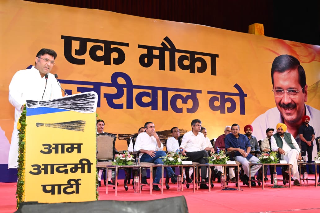Tanwar_Indian's tweet photo. पंचकुला से @ArvindKejriwal जी,  @BhagwantMann जी के साथ हरियाणा में @AamAadmiParty के बिजली आंदोलन की शुरुआत हुई।
यह बिजली आंदोलन हरियाणा की राजनीति में मील का पत्थर साबित होगा, हज़ारों किसानों को ट्यूबवेल के कनेक्शन नहीं मिल पाए न ही कोई समाधान हुआ।
दिल्ली और पंजाब की तरह हरियाणा में भी @AamAadmiParty बिजली संकट दूर करेगी।
यहां भी बिजली बिल शून्य आ सकते हैं, केवल नियत की कमी है।

#AAPKaBijliAndolan
#HaryanaBijliSanvad