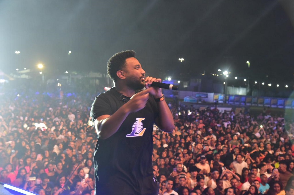 sufotur's tweet photo. Multidão lota Parque de Exposições no último dia do Canta Bahia. Cantos de louvor e adoração marcaram  os shows musicais nos dois dias  do evento gospel
https://t.co/UdisIRPamE https://t.co/jul2YUoP5v