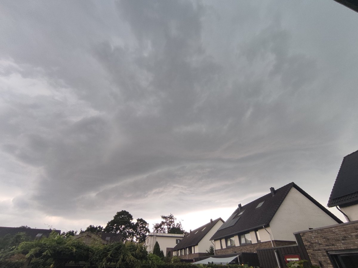 Regen, hagelstenen (2-4 cm) en onweer in Oosterwolde(Friesland)