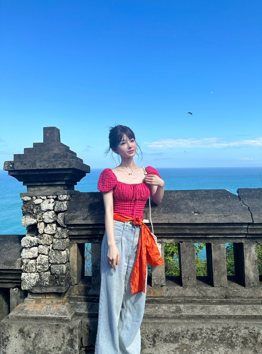 老有人问我和谁一起去的巴厘岛
是@Bitget_zh 和大姨妈@0xyima啦🤣！
谢谢你们 带我进入了一段梦幻的异国之旅
刺激的Dota决赛 浪漫的悬崖Rock Bar 还有被猴子打劫的神庙😂
已经开始期待了 下次在哪儿见呢🤓 https://t.co/Ka0v523Pjo