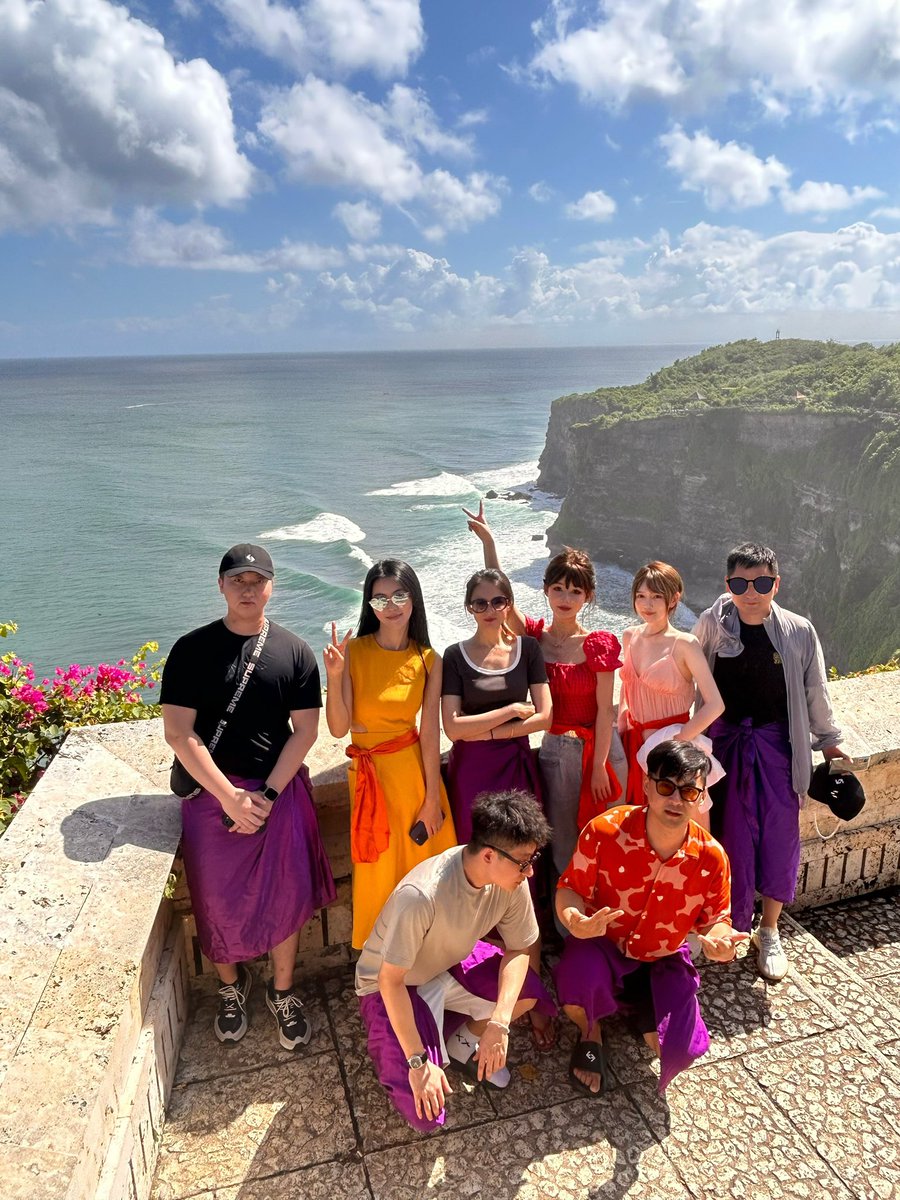 老有人问我和谁一起去的巴厘岛
是@Bitget_zh 和大姨妈@0xyima啦🤣！
谢谢你们 带我进入了一段梦幻的异国之旅
刺激的Dota决赛 浪漫的悬崖Rock Bar 还有被猴子打劫的神庙😂
已经开始期待了 下次在哪儿见呢🤓 https://t.co/Ka0v523Pjo