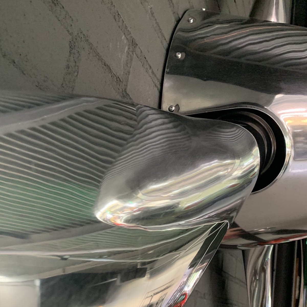 New addition to our offerings; Mirror polished three-bladed Hartzell propeller and spinner, including custom made wall mounting bracket. An awesome unique piece for your interior. On display in Kaeve Uden. For sale for € 3150.-.

blackbird-aviation.com/productitem/th…