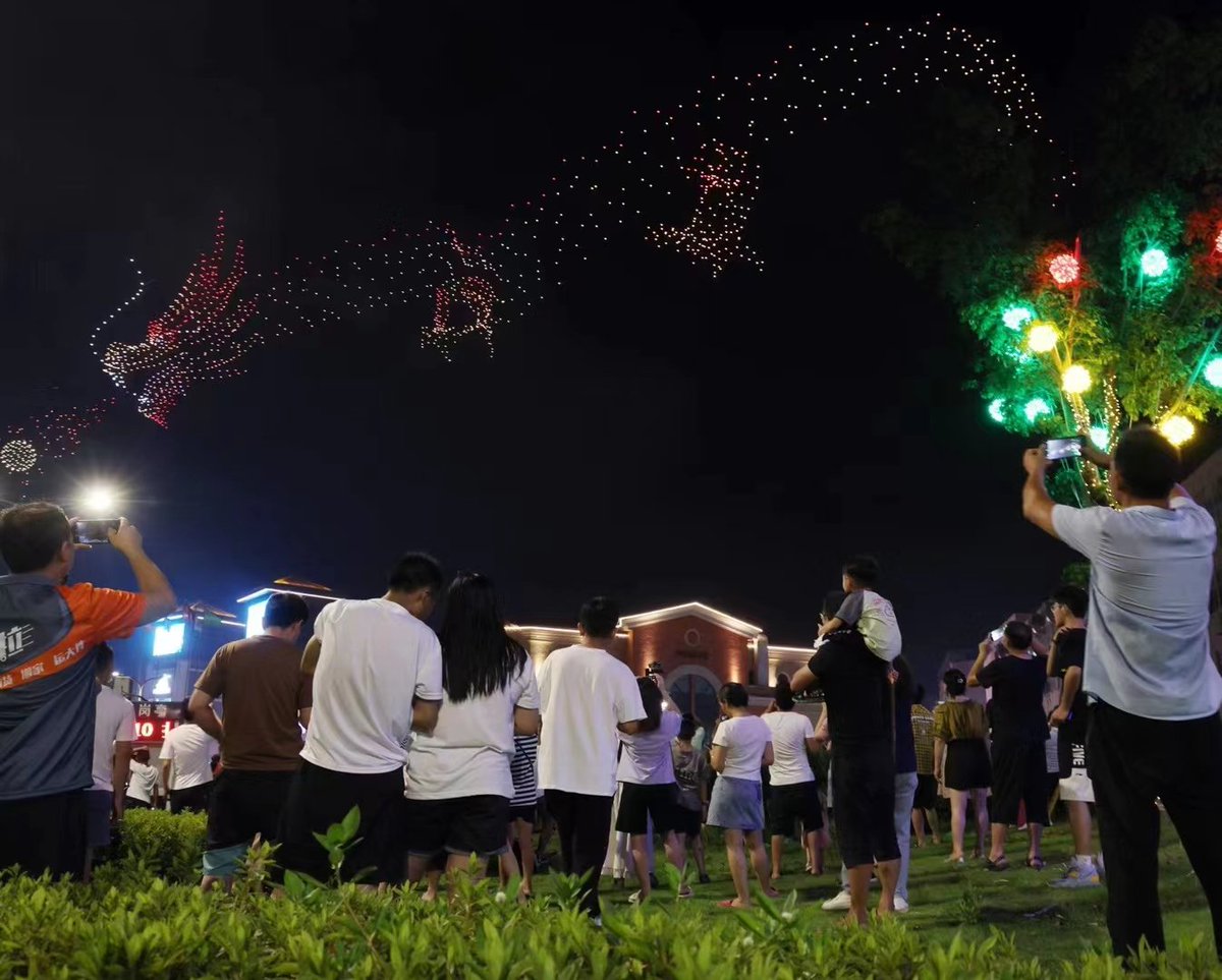 无人机展演，龙腾