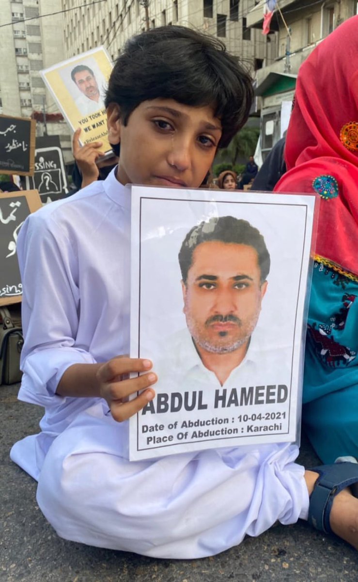 ShaleeBaloch's tweet photo. بلوچستان میں جو حالات پیدا کیے جاچکے ہیں انکی اصل زمہ دار ریاست اور اسکی پالیسیاں ہیں۔کیونکہ جس گھر کے سربراہ کو لاپتہ کیا جاتا ہے پھر اُس گھر والوں سے امن کی امید رکھنا بیوقوفی کی مترادف ہے۔
#ReleaseAbdulHameedZehri https://t.co/1IUASngaMl