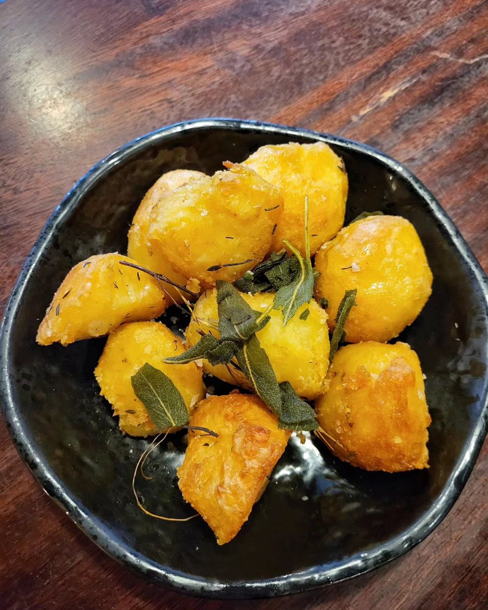 CardiffMenu's tweet image. Another stunning meal at @Pasture_UK in Cardiff. Went for Sunday Lunch, you pay for the house cut and the trimmings come included. Opted for the Chateaubriand 650g. All beautifully cooked, hit after hit of flavour, great service. Pasture always keeping the standards high.