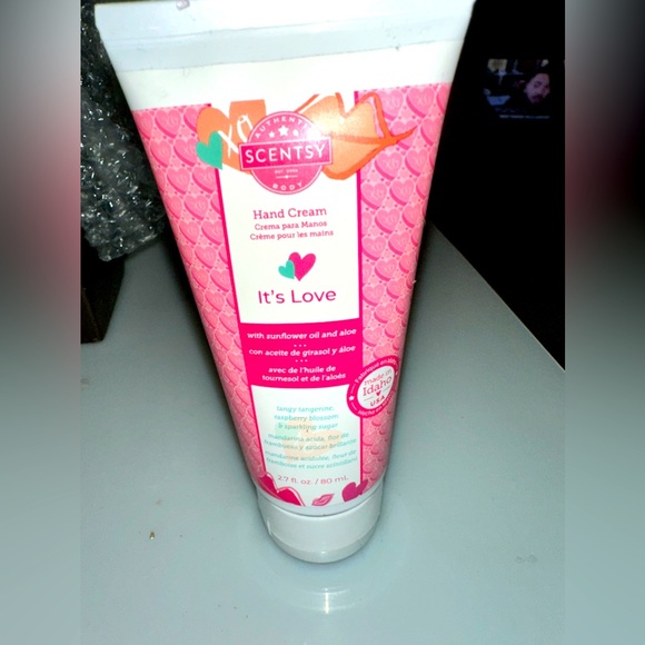 AntVanz's tweet photo. So good I had to share! Check out all the items I'm loving on @Poshmarkapp #poshmark #fashion #style #shopmycloset #scentsy: https://t.co/35PfN6552b https://t.co/cpC2Zf5CMb