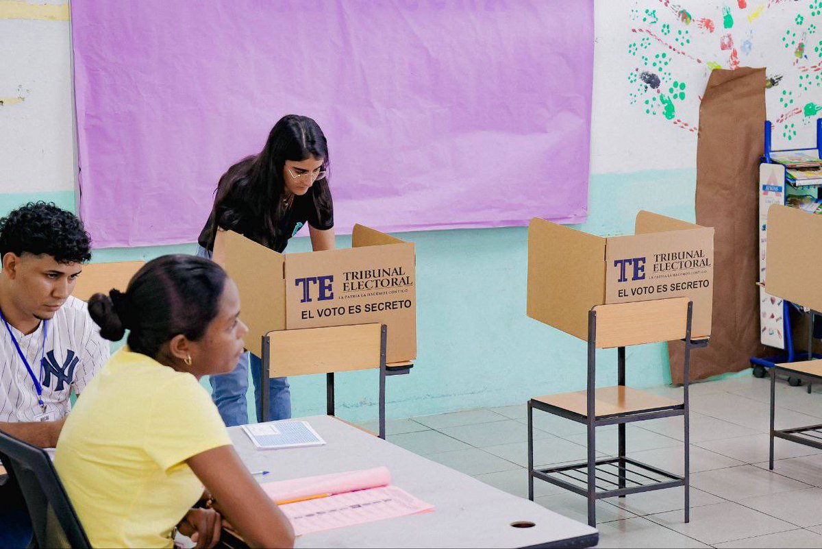 romuloroux's tweet photo. Mi familia siempre conmigo. Ya mi esposa Vicky y mi hija Michele votaron por un mejor Panamá. 🙌🏼💚🩷
Comenta si tú ya votaste 👇🏼
#HacerLasCosasBien #PrimariasCD https://t.co/F0mIkWsPrl