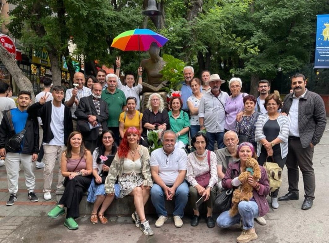 Şubemizin 20. Olağan Genel Kurulunu gerçekleştirdik, İnsan Hakları Anıtı önüneyiz. Yeni dönemde insan hakları mücadelesini yükseltme iradesiyle, tüm çeşitliliğimizle bütün hak ihlallerine karşı buradayız. Vardık, varız, var olacağız!✌️