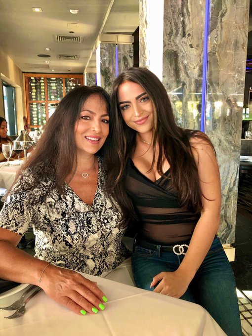 whichfire's tweet photo. Left or right, is mother or daughter the hotter? #fireorice https://t.co/C85BDRaKM6