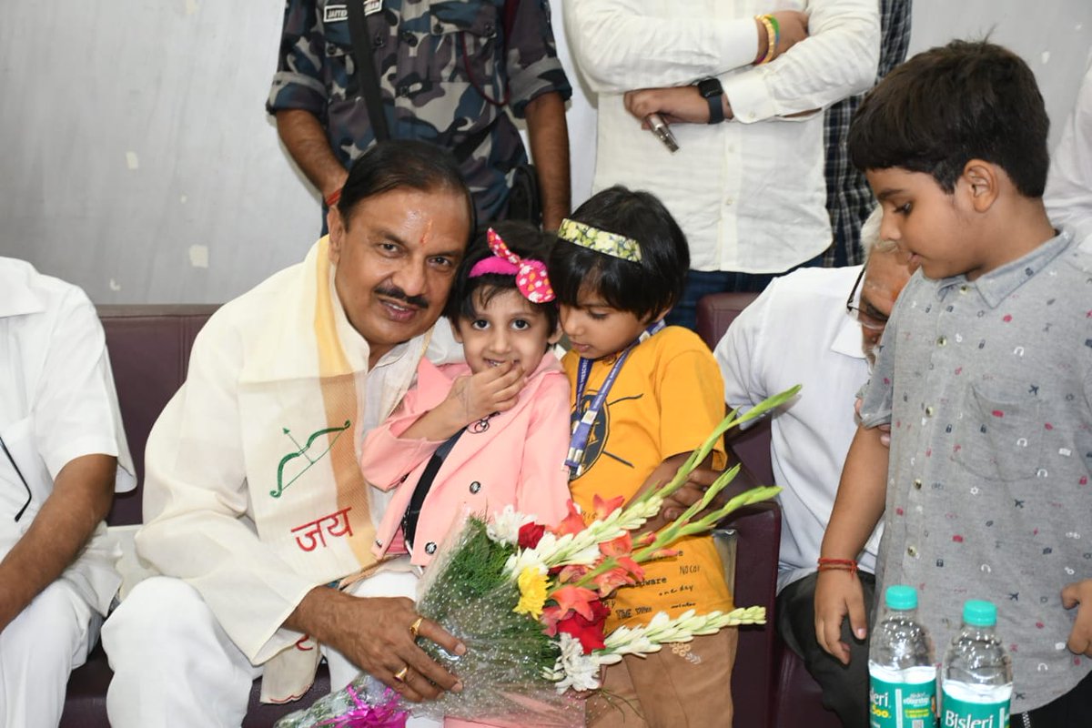 dr_maheshsharma's tweet photo. 'महा जनसंपर्क अभियान' के तहत आज ग्रेटर नोएडा के गैलेक्सी वेगा सोसाइटी के निवासियों से संवाद कर केंद्र सरकार द्वारा लोगों के चौमुखी विकास हेतु चलाई जा रही विभिन्न योजनाओं पर विस्तृत चर्चा की।

तथा साथ में सोसाइटी से सितेश पाठक जी , संजय जी और उनकी टीम, छोटे बच्चे, माताएं बहनें और सीनियर सिटीजन सभी से मिला और वहां उपस्थित प्रियजनों से इन योजनाओं के बारे में अपने आस पड़ोस के लोगों को जागरूक करने की अपील की।

#9YearsOfSeva