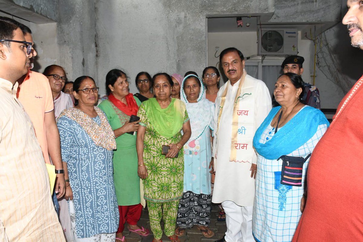 dr_maheshsharma's tweet photo. 'महा जनसंपर्क अभियान' के तहत आज ग्रेटर नोएडा के गैलेक्सी वेगा सोसाइटी के निवासियों से संवाद कर केंद्र सरकार द्वारा लोगों के चौमुखी विकास हेतु चलाई जा रही विभिन्न योजनाओं पर विस्तृत चर्चा की।

तथा साथ में सोसाइटी से सितेश पाठक जी , संजय जी और उनकी टीम, छोटे बच्चे, माताएं बहनें और सीनियर सिटीजन सभी से मिला और वहां उपस्थित प्रियजनों से इन योजनाओं के बारे में अपने आस पड़ोस के लोगों को जागरूक करने की अपील की।

#9YearsOfSeva