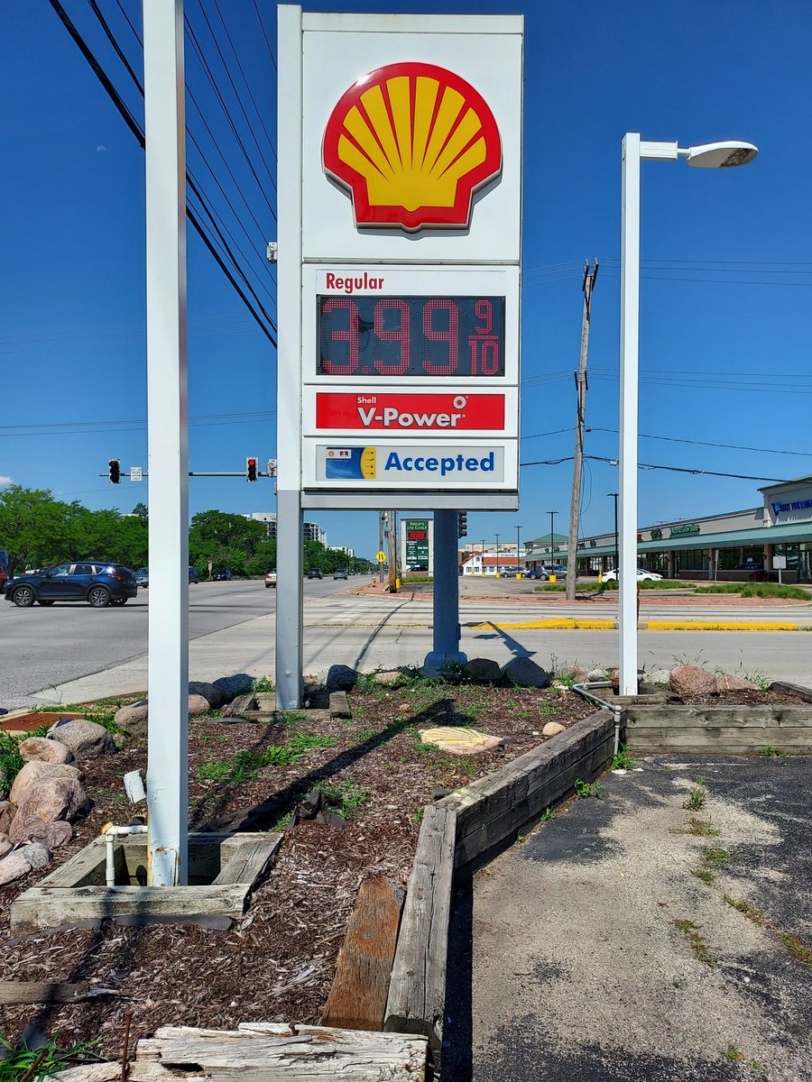 dcfairbank's tweet photo. Things like this piss me off. Grocery stores selling items at $1.99 is bad but this is egregious. $3.99 and 9/10 of a cent per gallon @Shell? I worked in retail and know how prevalent #CharmPricing & #NineEndPricing are but this is gross. #Capitalism #AintCapitalismGrand https://t.co/NRAfDWybPY