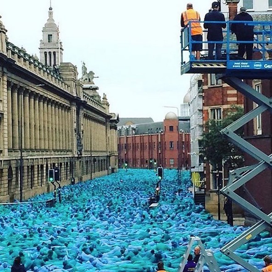 So nine years ago to the day, I was in #Hull, naked, in public, covered in blue body paint, with over 3,000 people similarly decorated. We were part of something called #SeaOfHull and the #ScaleLaneBridge became embedded into our psyche. And our feet!