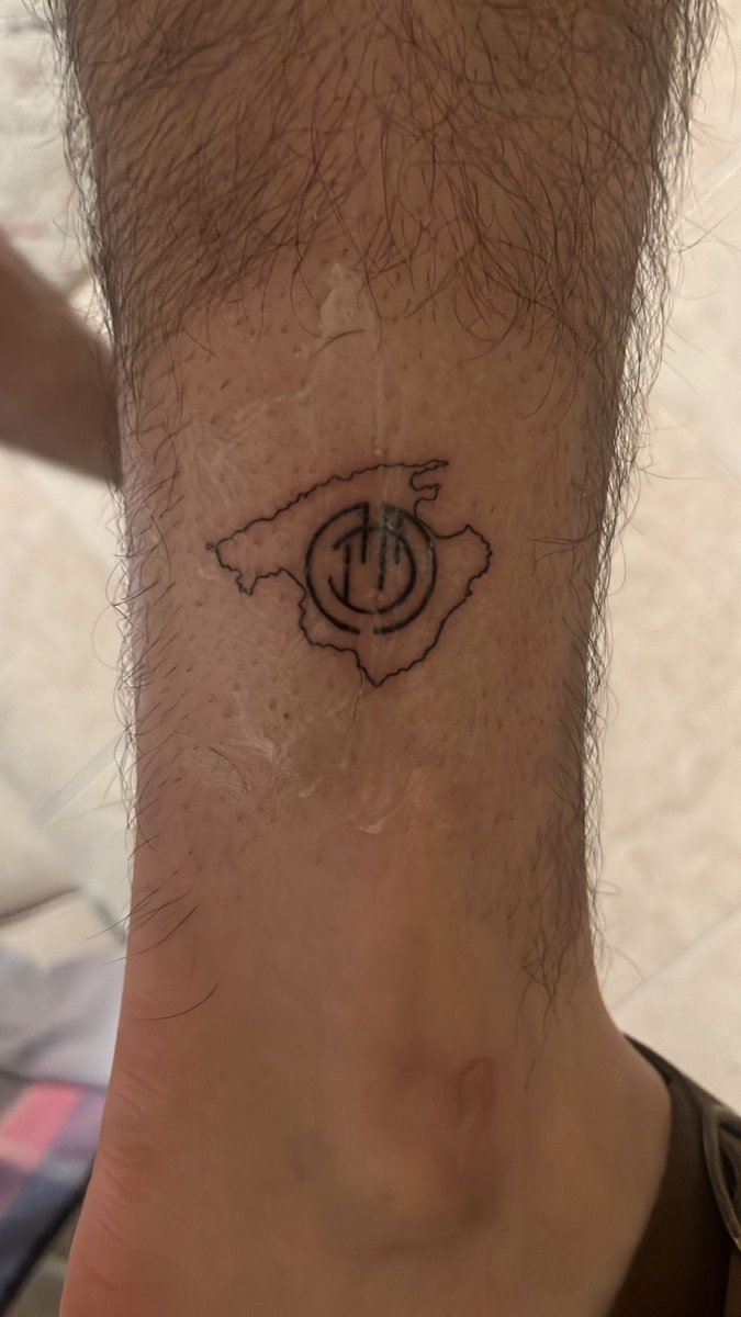 gsaans's tweet photo. No va quedar aquí. També vàrem tenir barra lliure de tatuatges on els convidats, entre altres coses, es podien tatuar l'escut 😜 https://t.co/xfWxriNTGG