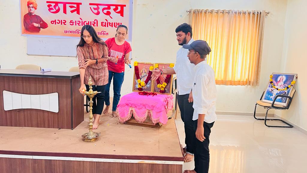 ABVP_Bharuch's tweet photo. અખિલ ભારતીય વિદ્યાર્થી પરિષદ ભરૂચ નગર દ્વારા આજે ભરૂચ નગર ની વર્ષ 2023-24 ની  કારોબારી ની ઘોષણા કરવામાં આવી .જેમા પ્રદેશ કાર્યસમિતિ સદસ્ય મૈત્રીબેન ગજેરા, જીલ્લા સંયોજક મિહિરભાઈ પટેલ વિશેષ ઉપસ્થિત રહ્યા હતા

નુતન કારોબારીને હાર્દિક શુભેચ્છાઓ સહ અભિનંદન

#ABVPGujarat #ABVPBharuch https://t.co/7IYkjj64aE