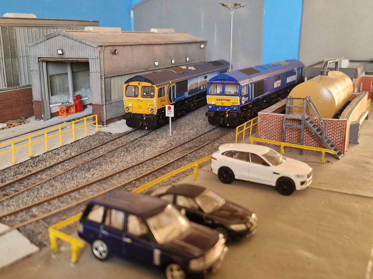 DRSstonefield's tweet image. Locos on Depot last week; 66727 stabled, 66709 on the fuelling &amp;amp; service point, 66711 receiving maintenance, 66731 arrives 0Z66 from Tonbridge West Yard, 67709 then moved &amp;amp; shut down #TMRGUK #modeltrains #modelrailways