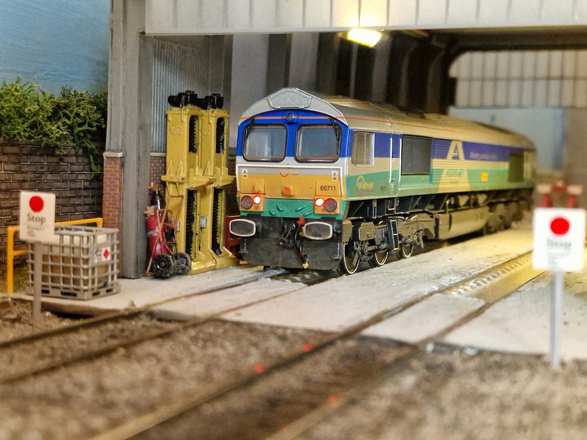 DRSstonefield's tweet image. Locos on Depot last week; 66727 stabled, 66709 on the fuelling &amp;amp; service point, 66711 receiving maintenance, 66731 arrives 0Z66 from Tonbridge West Yard, 67709 then moved &amp;amp; shut down #TMRGUK #modeltrains #modelrailways