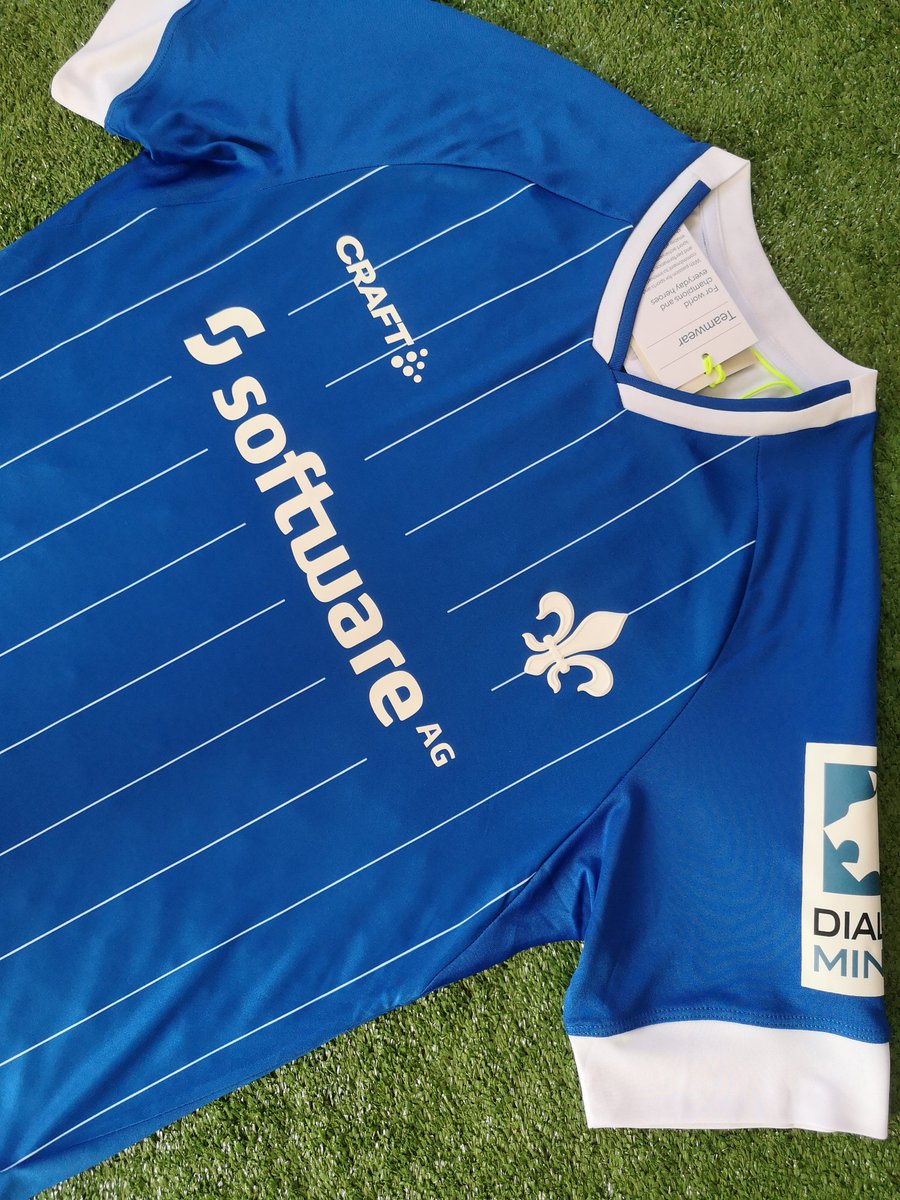 BoxFootballFRA's tweet photo. SV Darmstadt (@sv98) domicile 2021-2022 🔵⚪
Le club allemand avait terminé 4ème de 2.Bundesliga 🇩🇪
Un maillot sobre et efficace réalisé par la marque suédoise @CraftSportswear.
👋🏻 @darmstadt_98fr
#BoxFootball #MaillotMystere #Football #MaillotdeFoot #FootballShirt #SV98 https://t.co/HdooAymz7q
