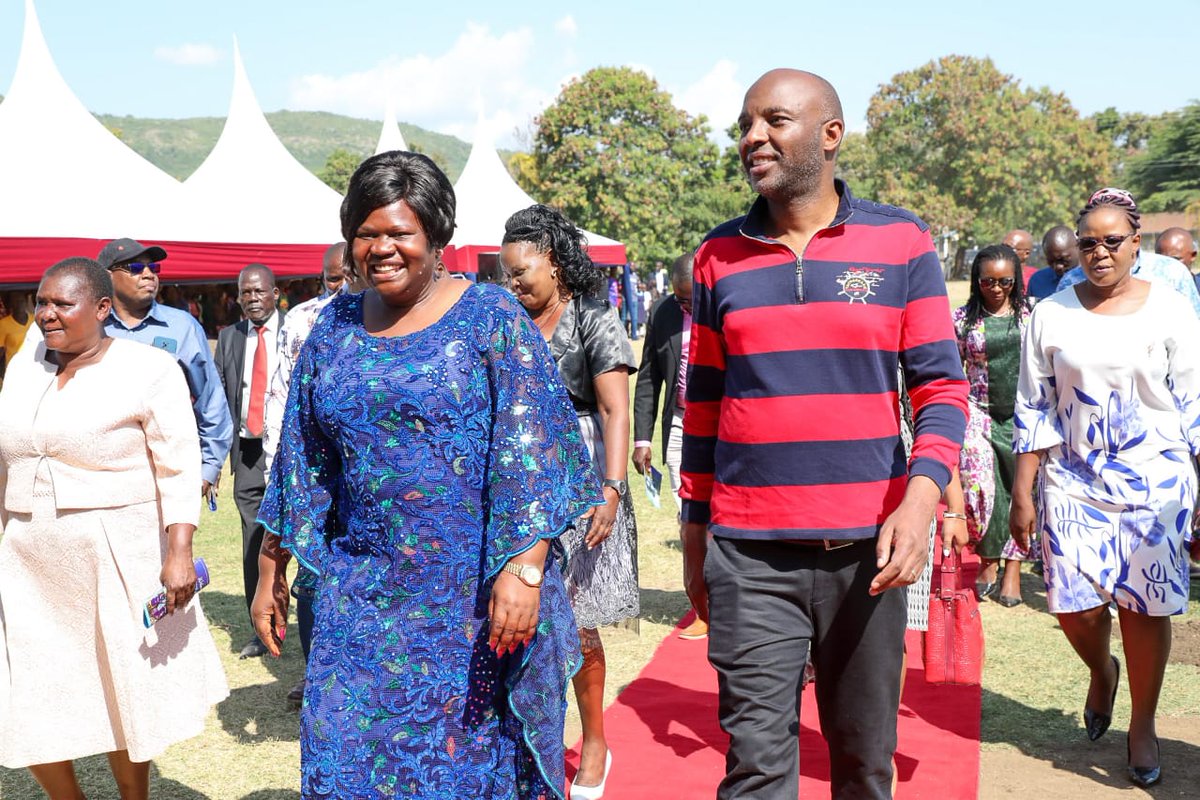 Isaac_Otwoma's tweet image. BREAKING NEWS: Muranga Governor Irungu Kang'ata is set to dump UDA for Azimio.
Kidogo Mambo imechemuka 😂