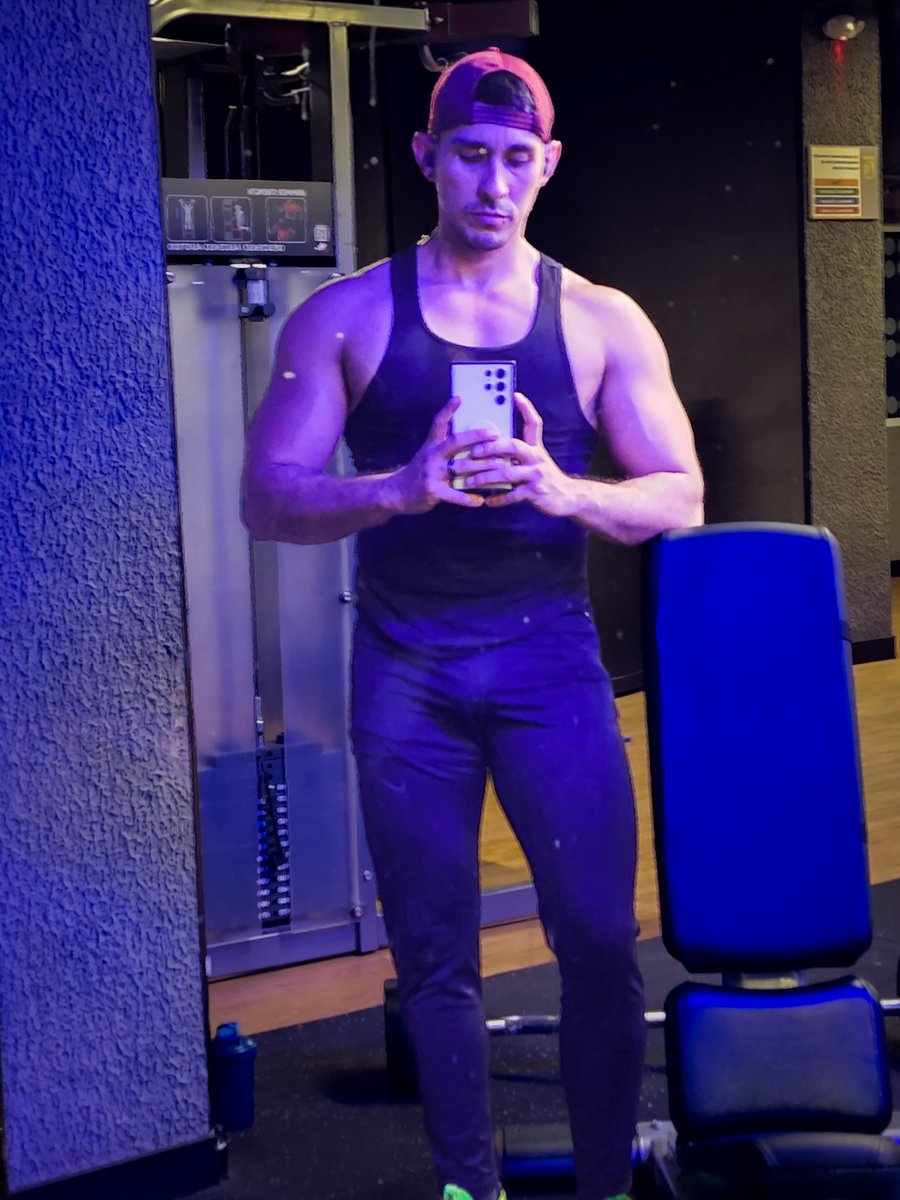 Dirty mirror and low light
#gym
