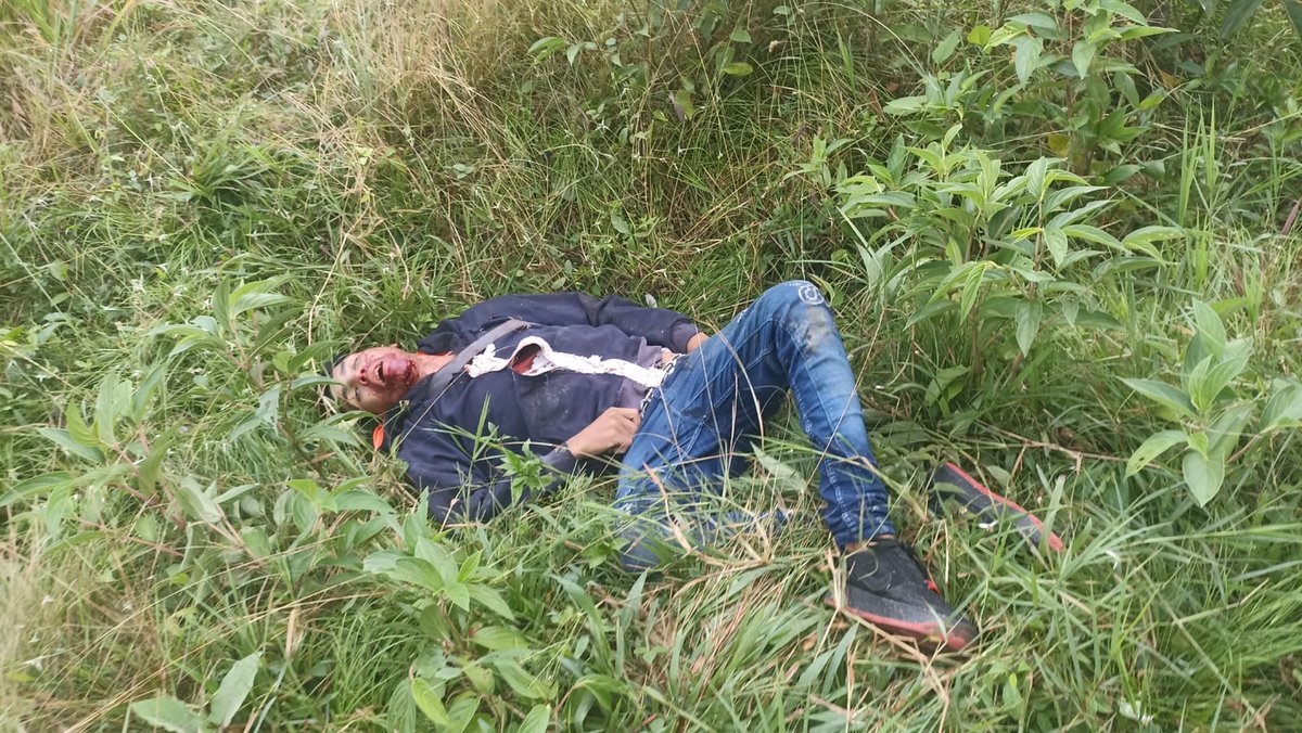 CentroNotici's tweet photo. Última Hora En Centro Noticias Huila: Apareció hombre asesinado a tiros en un paraje del municipio de Algeciras, al lado del cuerpo aún sin identificar tiene un panfleto de las Farc. https://t.co/bwGgHEXDOV