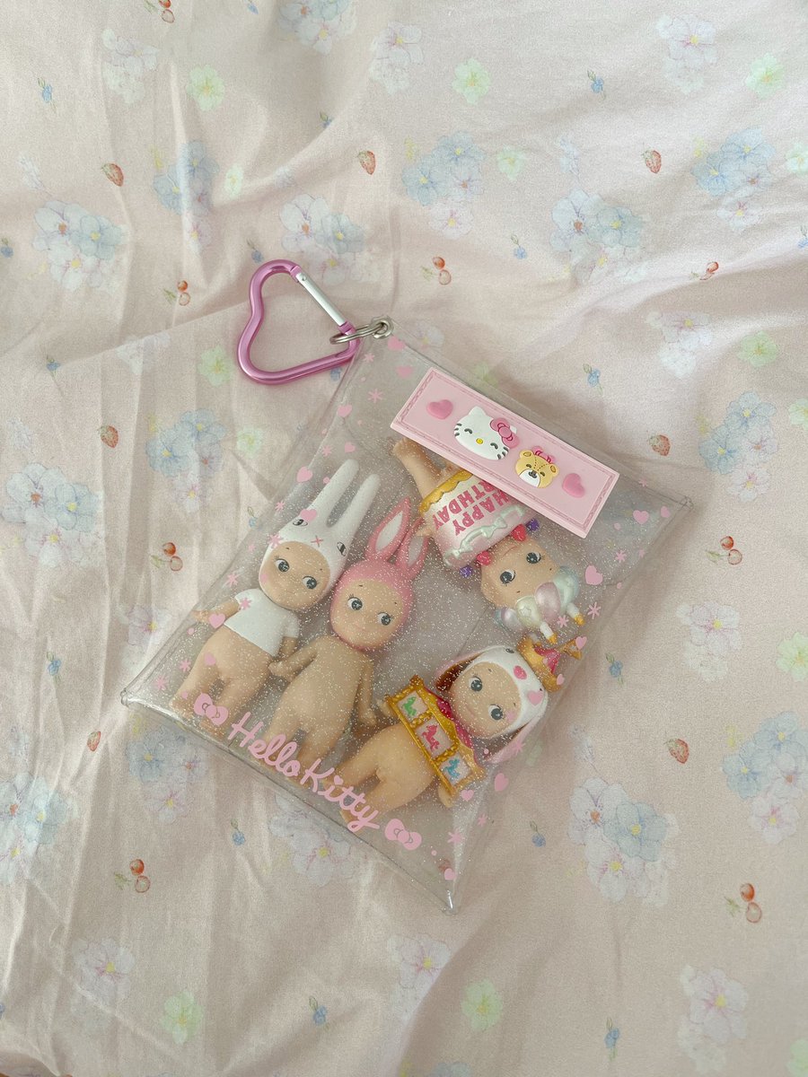 angels everywhere ✨🤍💫☁️