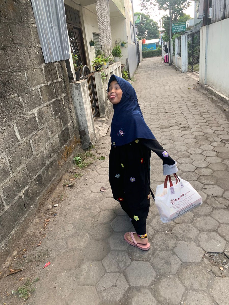 FuyukiID's tweet photo. Udah besar keliatannya, udah mulai belajar mandiri jg. Tapi dimataku kamu tetep jd anak kecilku yg slalu rewel dan manja. See u when i see u again Fida 🤍 https://t.co/A4qThZyzNh