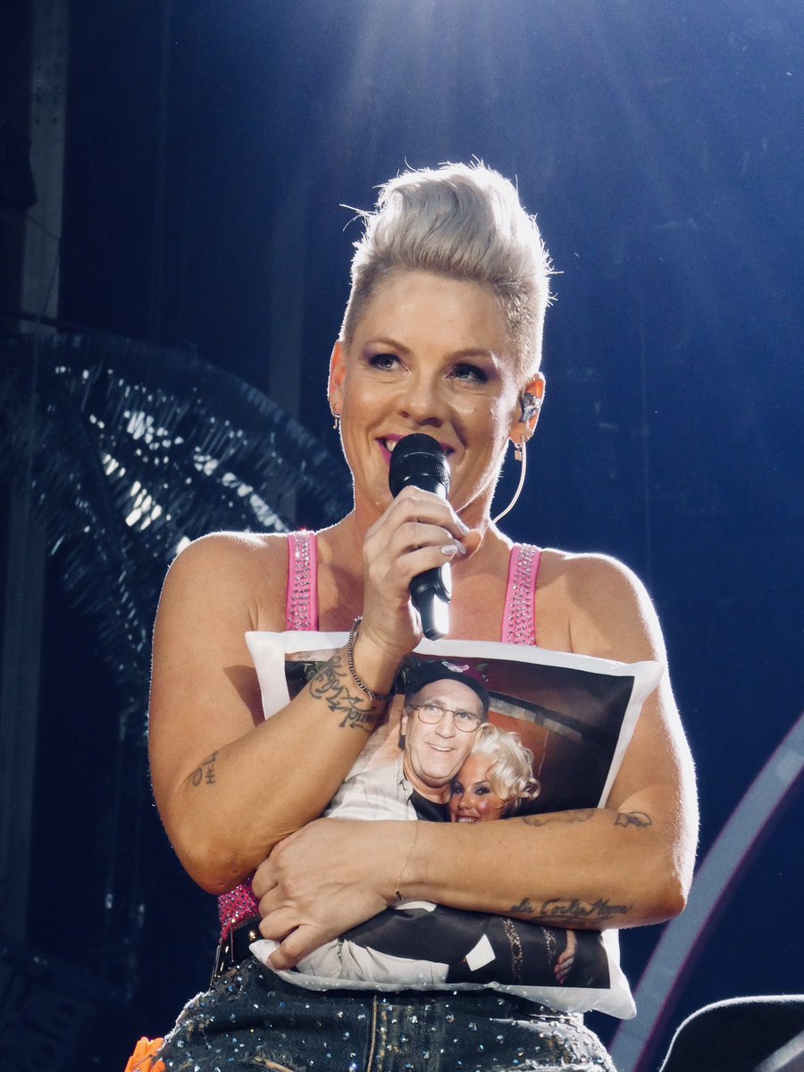 Del1997's tweet photo. About last night ❤️ @Pink #summercarnival https://t.co/fzURh5ORXv