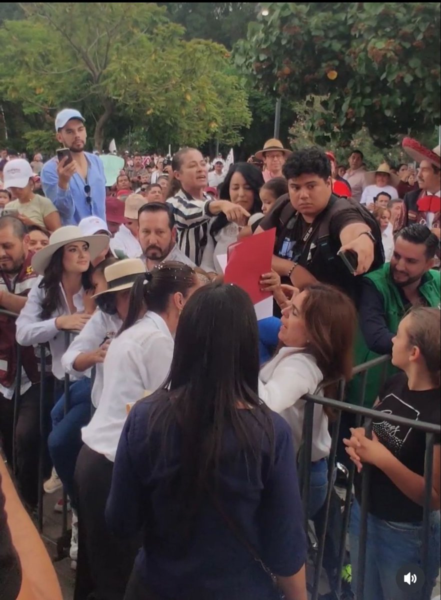 marcatextos's tweet photo. Así la "cercanía" de los políticos jaliscienses con @Claudiashein: con una valla de por medio y entre jaloneos solo para estrecharle la mano. 
Así están @luisfmunguia @Marquez_Cecilia @MariaPadillaRom @CandeOchoaA 
La única cercana: @LauraImelPerezS (espaldas) https://t.co/Vc005Flcaw