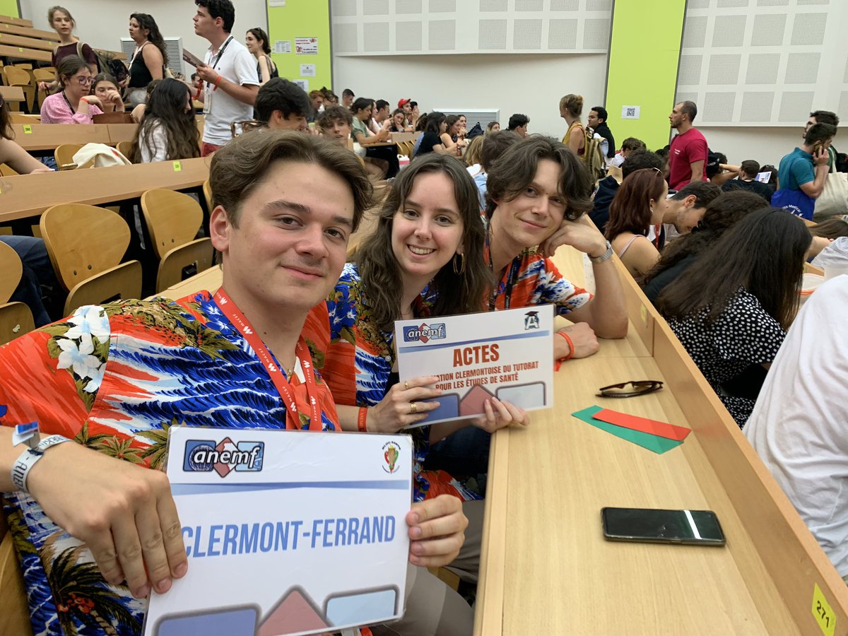 Enfin, je profite de ce thread pour souhaiter bon courage à mes deux successeurs, Lou-Anne et Doryan, pour qui ces #JEA étaient leur premier #congrès en tant qu’administrateurs.
Sur ce c’est l’heure de la retraite pour moi, bisous 😘 
VW