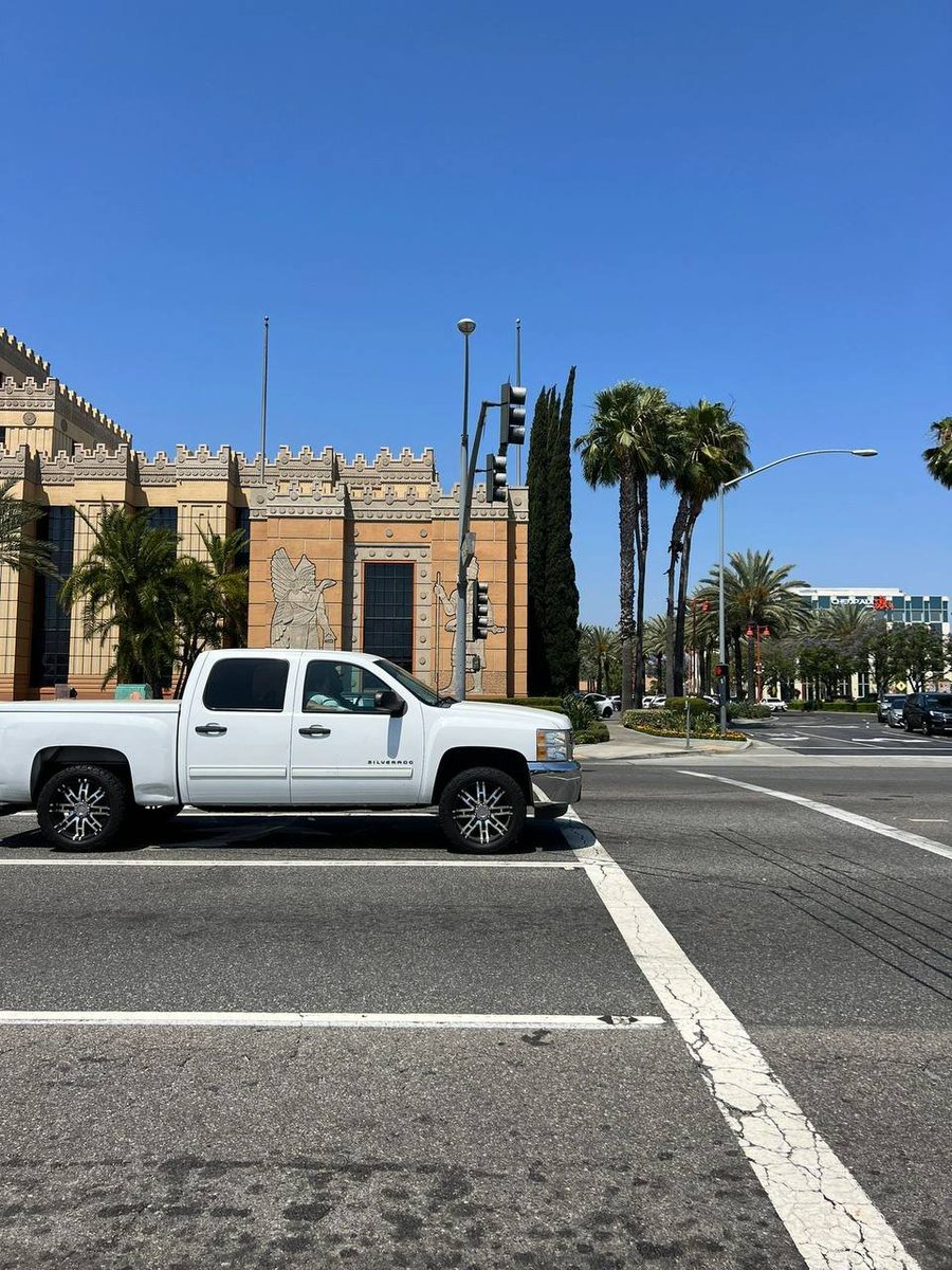 _oMonica_0's tweet image. Can't resist the allure of incredible deals and trendy fashion at the #LAOutlets. It's a shopper's paradise! 🌟💸 #Shopaholic #FashionParadise