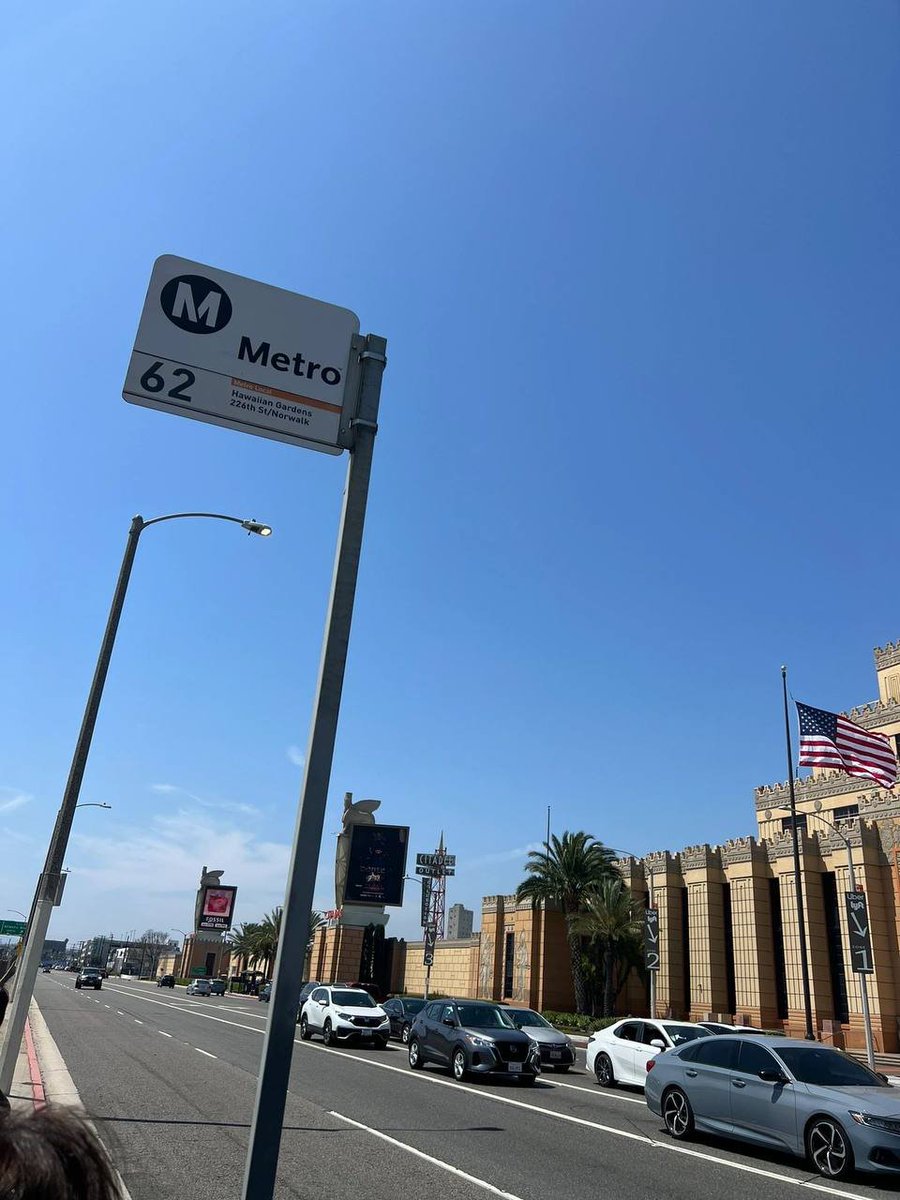 _oMonica_0's tweet image. Can't resist the allure of incredible deals and trendy fashion at the #LAOutlets. It's a shopper's paradise! 🌟💸 #Shopaholic #FashionParadise