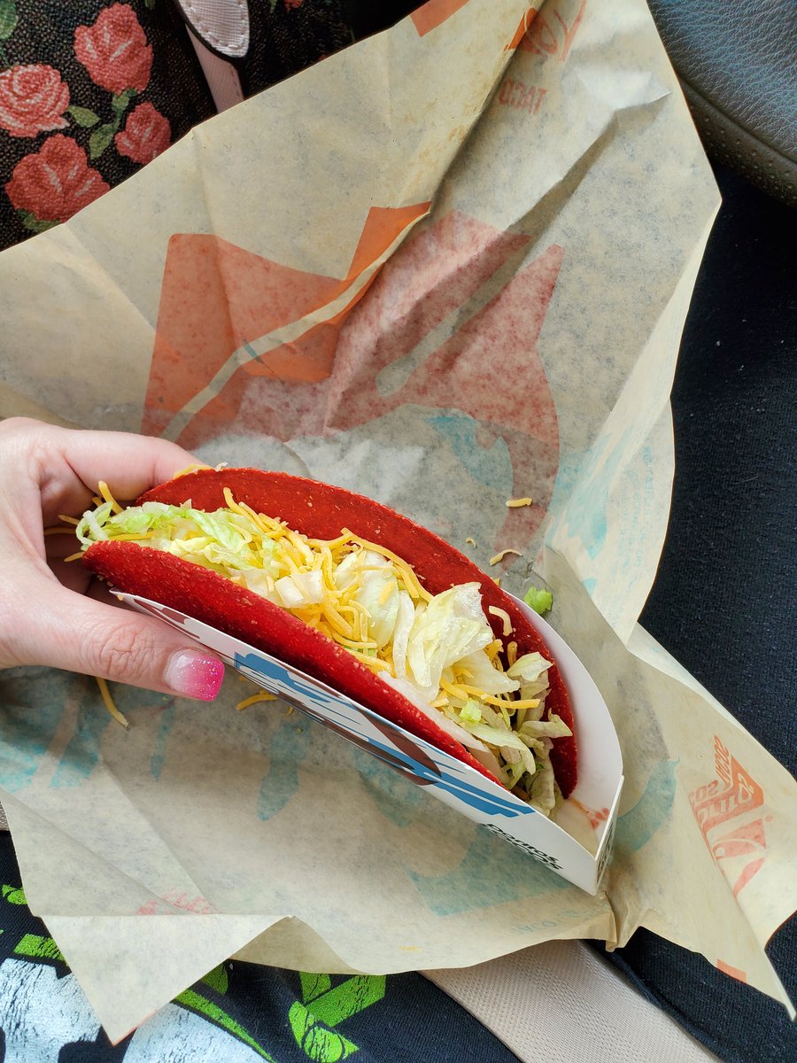MelodyM1978's tweet photo. Someone send help....I'm addicted. 3rd one in the last 3 days. I love how they taste 😋🌮🔥
I'm going to be so sad when they discontinue them again 😞
#volcanotaco
#tacobell https://t.co/PpiD6bvwXS