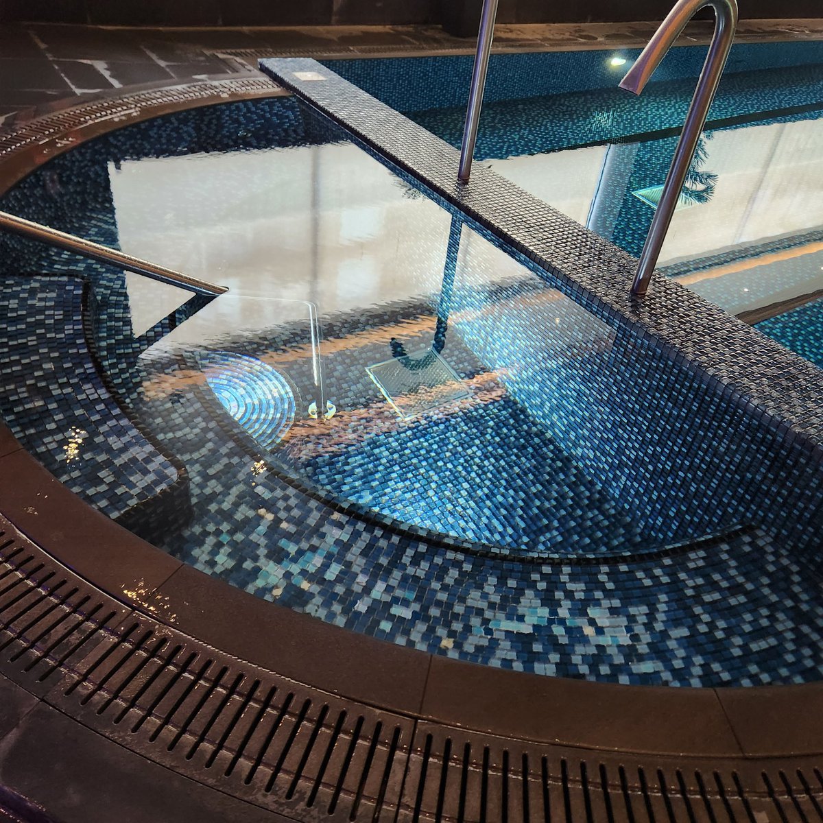 caprolalia's tweet photo. Freezing jacuzzi. Broken equipment held by tape. No drinking water for months. Rot everywhere. Absolutely disgusting! Dont trust marketing pics and dont buy or rent #checlseacreek SW6. You will regret it. @BerkeleyGroupUK #berkeleygroup #berkeleycommercial #firstport https://t.co/t9qhanJdnW