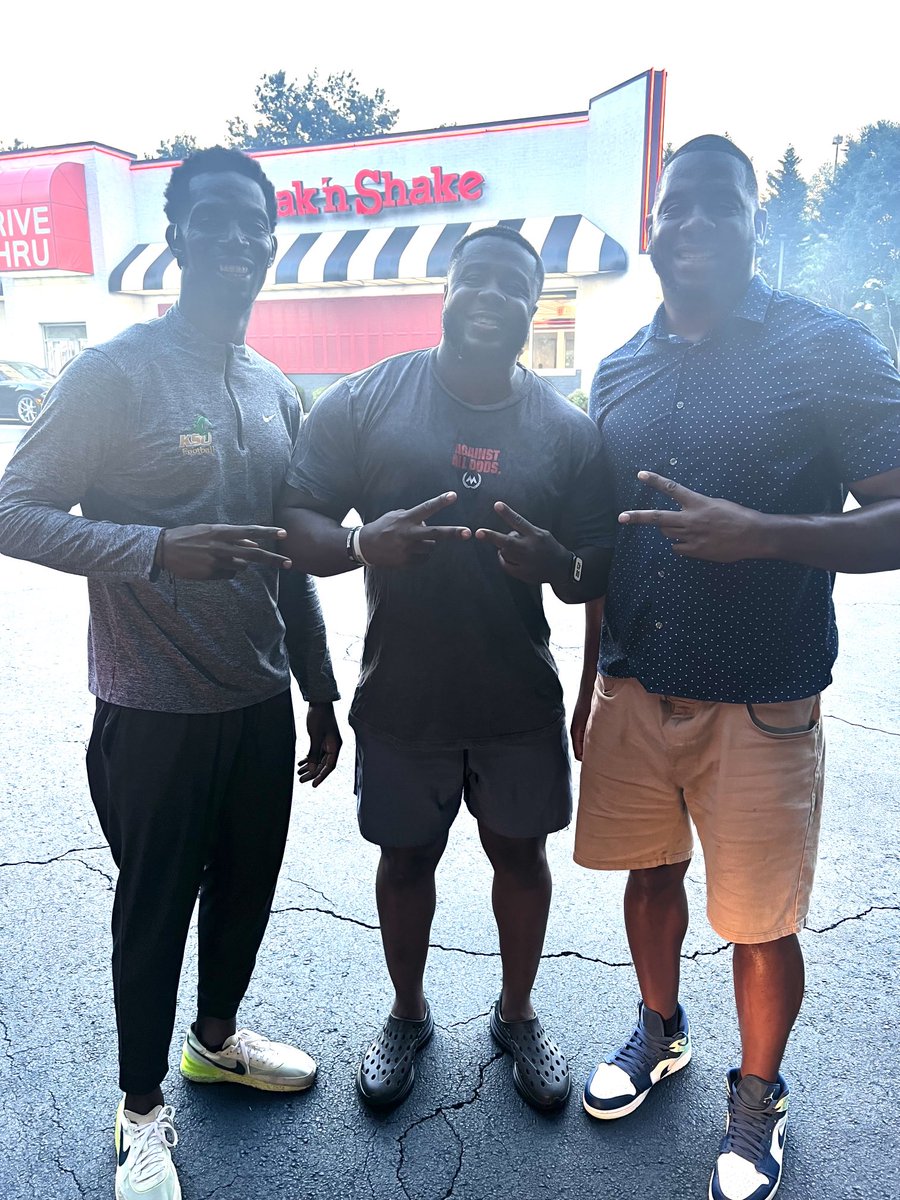 walterv50's tweet photo. Former Teammates Hollywood & Head Coach of Kentucky State @F_Huggins80 …You would have to be crazy not to play for him
#AirRaid #LionPride #OffensiveGuru #Lionup https://t.co/TvJnqCWKYa
