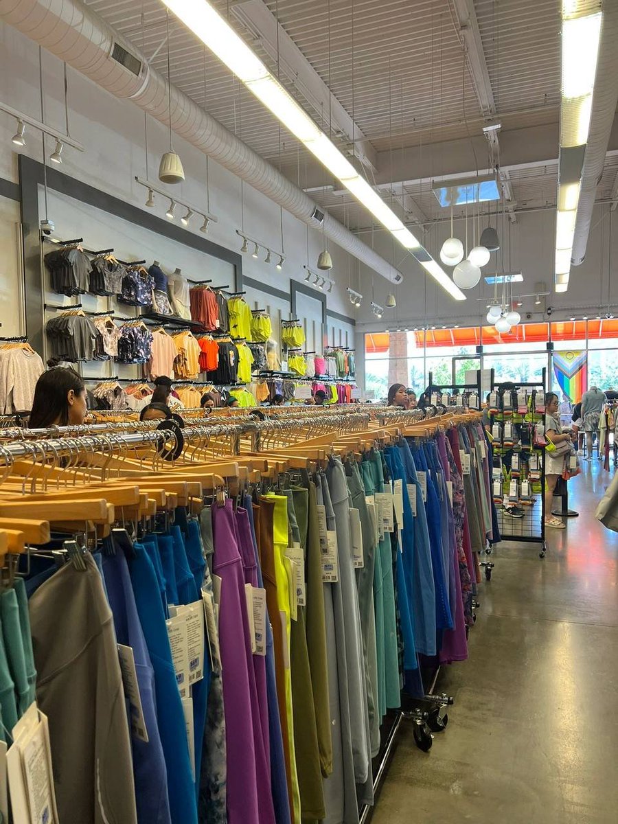 ThornyBlake's tweet image. Exploring the #LAOutlets like a fashion adventurer! Uncovering hidden gems and adding some serious style to my wardrobe. 👗✨ #FashionExplorer #OutletFinds